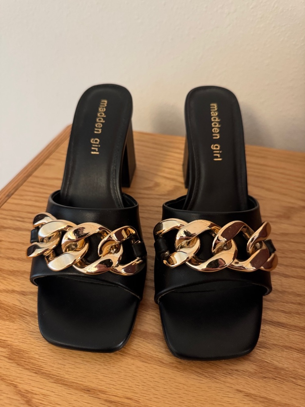 Women’s Madden Girl Black Sandals with Gold Chain Accent | Size 7 🖤 Like New!